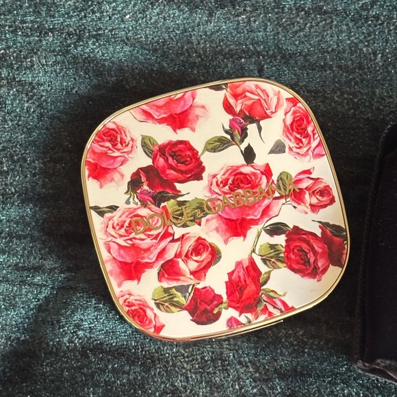 Dolce & Gabbana Pink Blush of Roses Compact with Floral Design - Picture 5 of 7